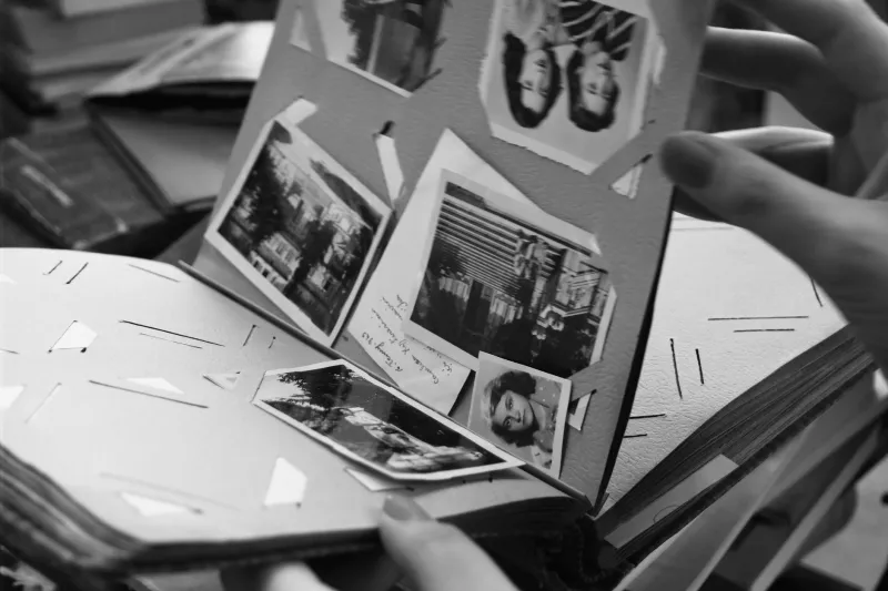 Dentro quegli occhi in bianco e nero: il viaggio segreto degli album di famiglia