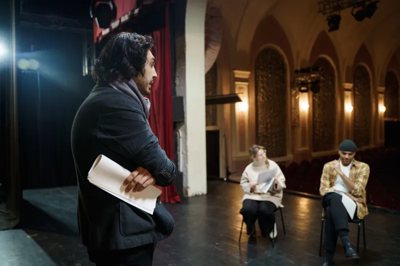 Voci di terra: il teatro dialettale italiano che fa tremare il cuore senza bisogno di luci di scena
